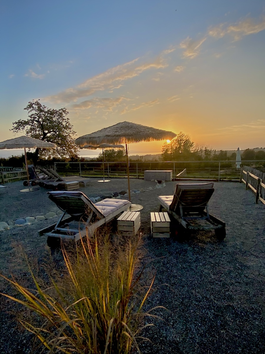 Sonnenuntergang am Panoramadeck des Boutique-Hotel-Montfort-Schlößle mit Kneipanlage und Blick auf den Bodensee und die Alpen